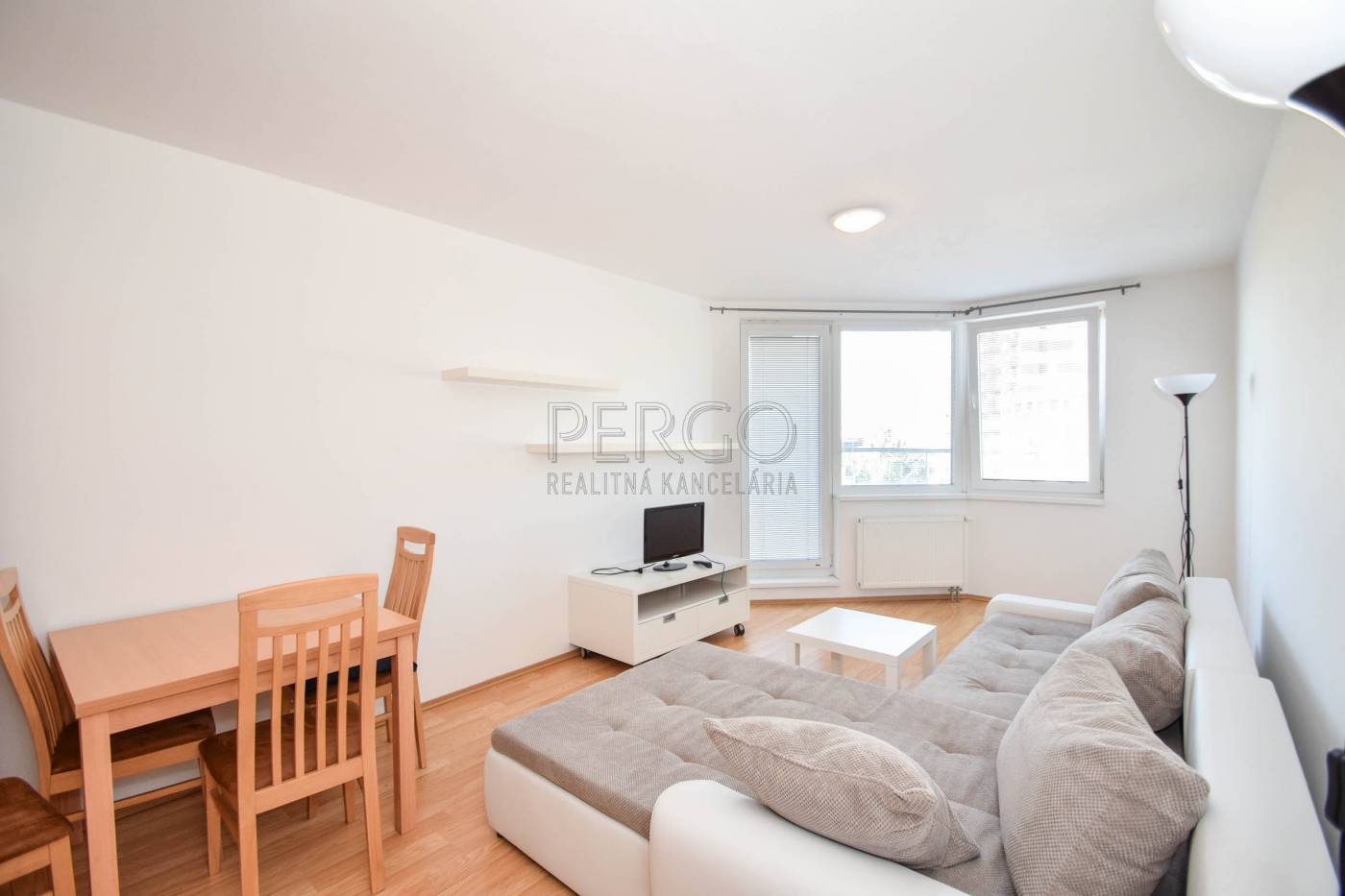 Pergo - Sunny 1-bedroom apartment on Street Jégeho alej